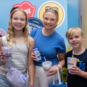 Lifeway Kefir Shop - Pop-Up in SoHo - Family with Smoothies